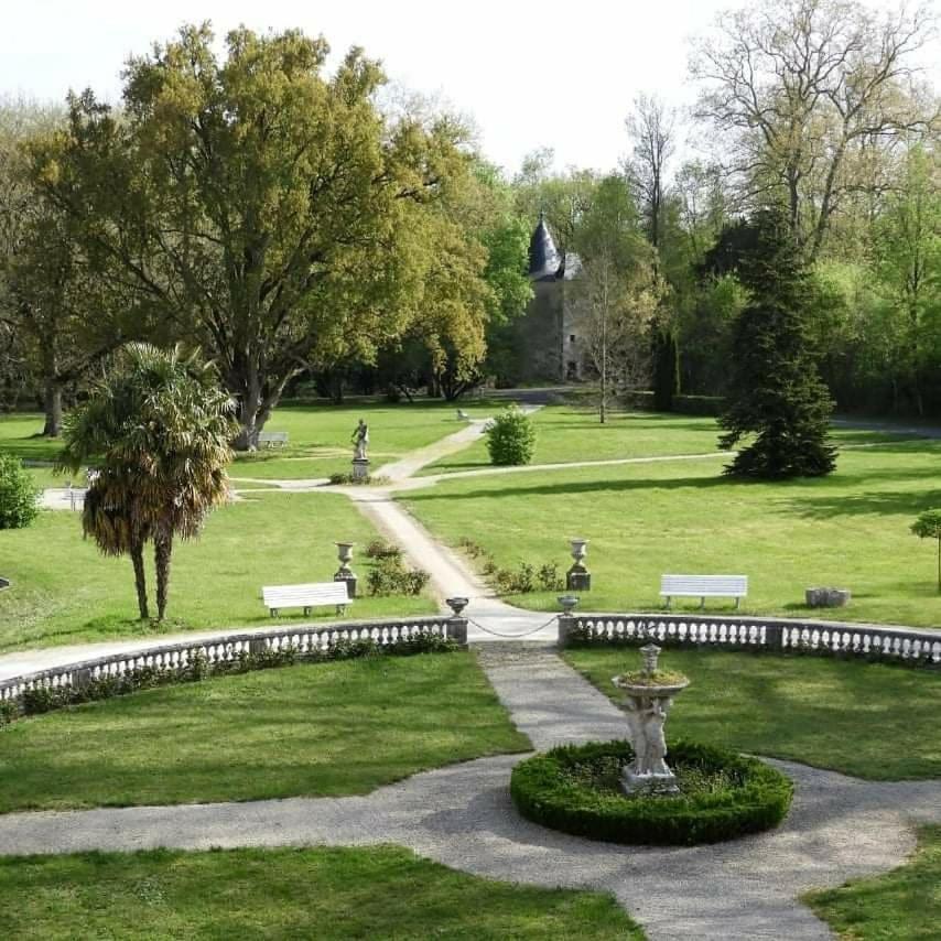 Chateau De Mornay Saint-Pierre-de-l'Isle Bagian luar foto